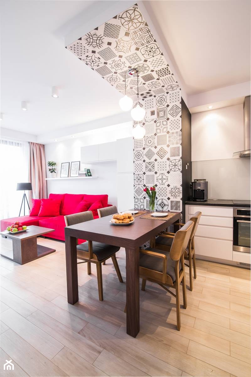 Mieszkanie ze szczyptą klasyki - Średnia beżowa jadalnia w kuchni, styl skandynawski - zdjęcie od Inside Story