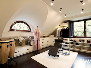 SESJA ZDJĘCIOWA - WOŁOMIN - Duża otwarta garderoba na poddaszu z oknem, styl glamour - zdjęcie od FAMM DESIGN