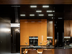 SESJA TORUŃ - Średnia otwarta z salonem czarna z zabudowaną lodówką kuchnia dwurzędowa z marmurową podłogą, styl nowoczesny - zdjęcie od FAMM DESIGN