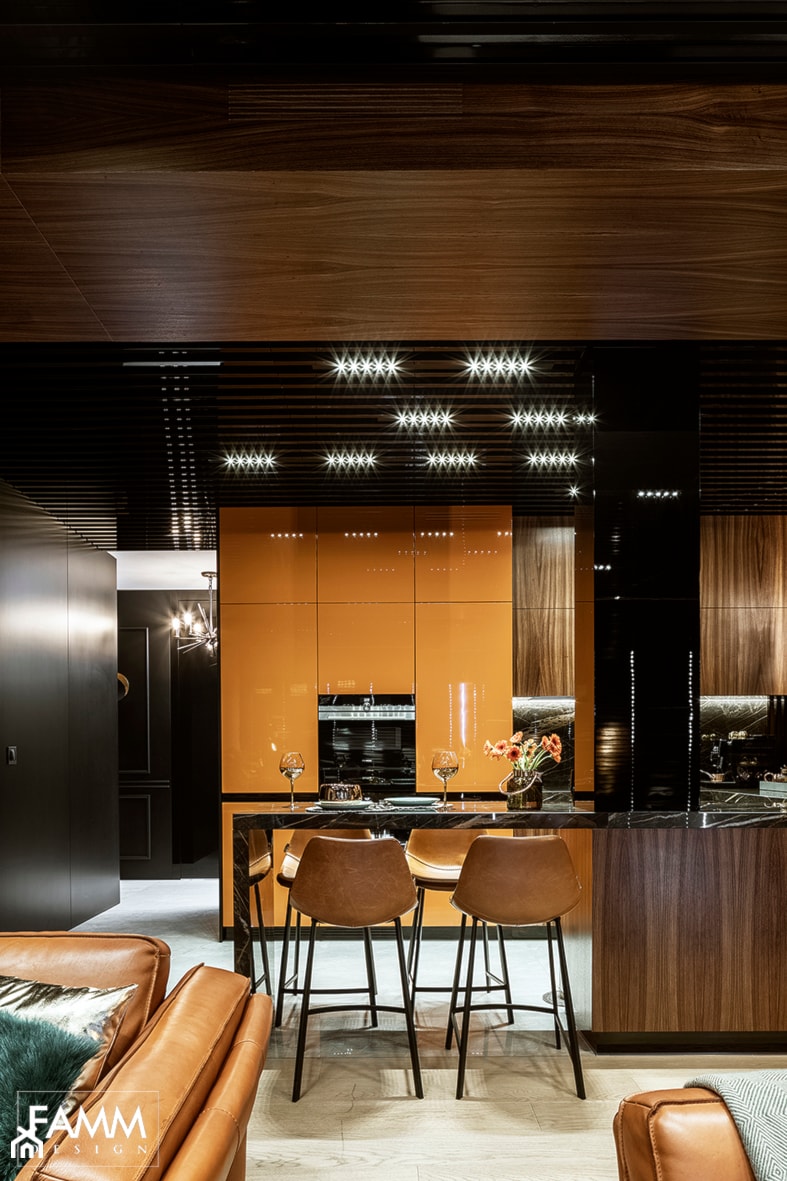 SESJA TORUŃ - Średnia otwarta z salonem czarna z zabudowaną lodówką kuchnia dwurzędowa z marmurową podłogą, styl nowoczesny - zdjęcie od FAMM DESIGN