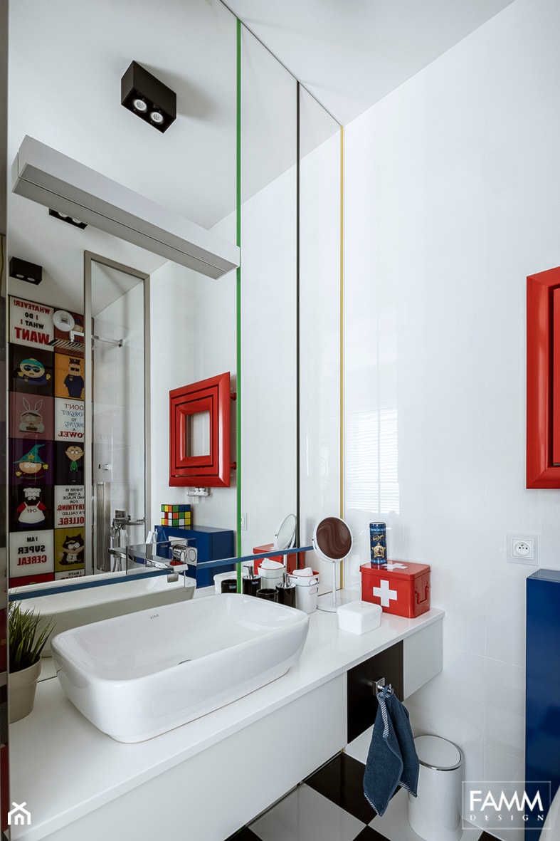 SESJA TORUŃ - Mała bez okna z lustrem z punktowym oświetleniem łazienka, styl nowoczesny - zdjęcie od FAMM DESIGN