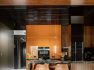 SESJA TORUŃ - Średnia otwarta z salonem czarna z zabudowaną lodówką kuchnia dwurzędowa z wyspą lub półwyspem z oknem, styl nowoczesny - zdjęcie od FAMM DESIGN