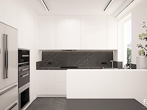 WHITE & BLACK - Średnia zamknięta biała czarna z zabudowaną lodówką z nablatowym zlewozmywakiem kuchnia w kształcie litery l z wyspą lub półwyspem z oknem z marmurem nad blatem kuchennym, styl minimalistyczny - zdjęcie od FAMM DESIGN