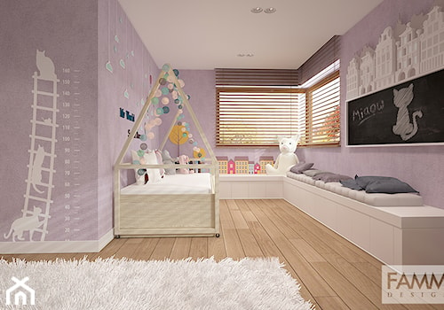 DOM W PUŁAWACH - Średni fioletowy z panelami tapicerowanymi pokój dziecka dla dziecka dla dziewczynki, styl skandynawski - zdjęcie od FAMM DESIGN