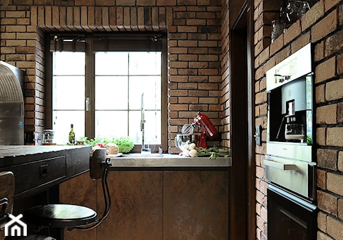 SESJA ZDJĘCIOWA - WOŁOMIN - Z zabudowaną lodówką kuchnia, styl industrialny - zdjęcie od FAMM DESIGN