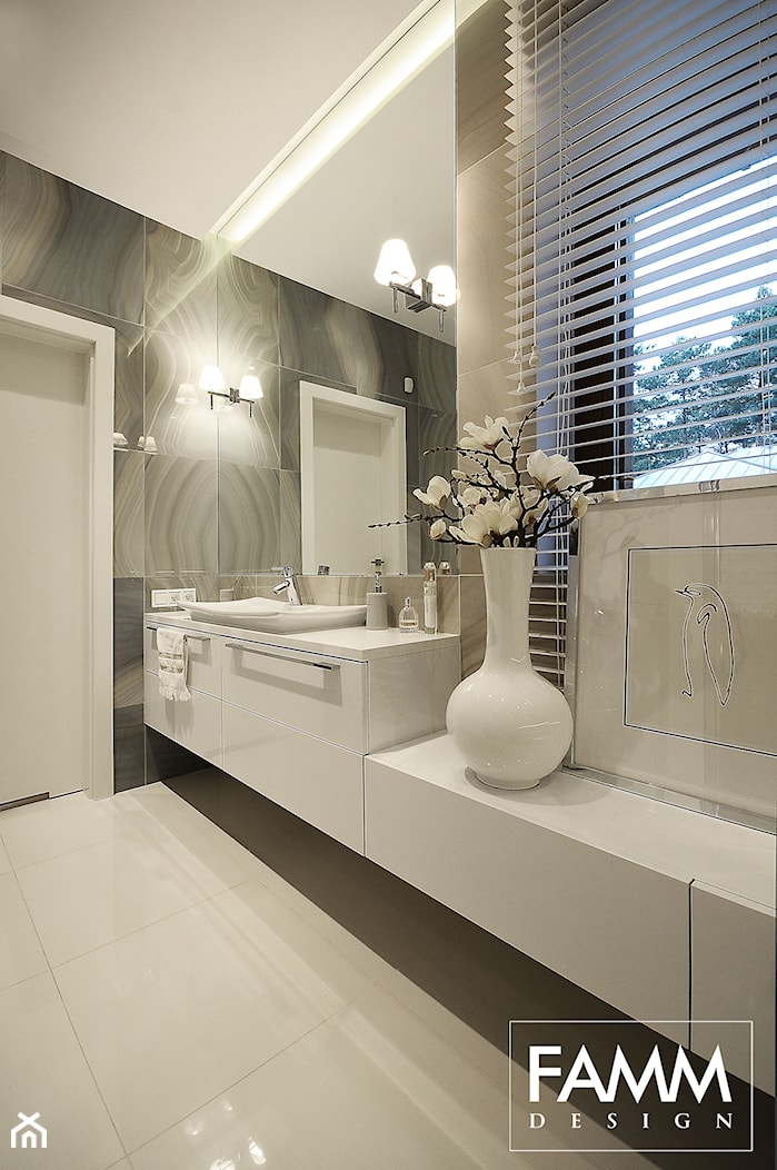 Średnia łazienka z oknem, styl nowoczesny - zdjęcie od FAMM DESIGN - Homebook