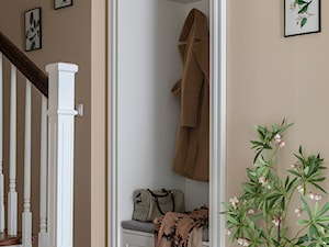 SESJA HAMPTONS - Średni z zabudową meblową z wieszakiem beżowy biały z farbą na ścianie hol / przedpokój, styl tradycyjny - zdjęcie od FAMM DESIGN