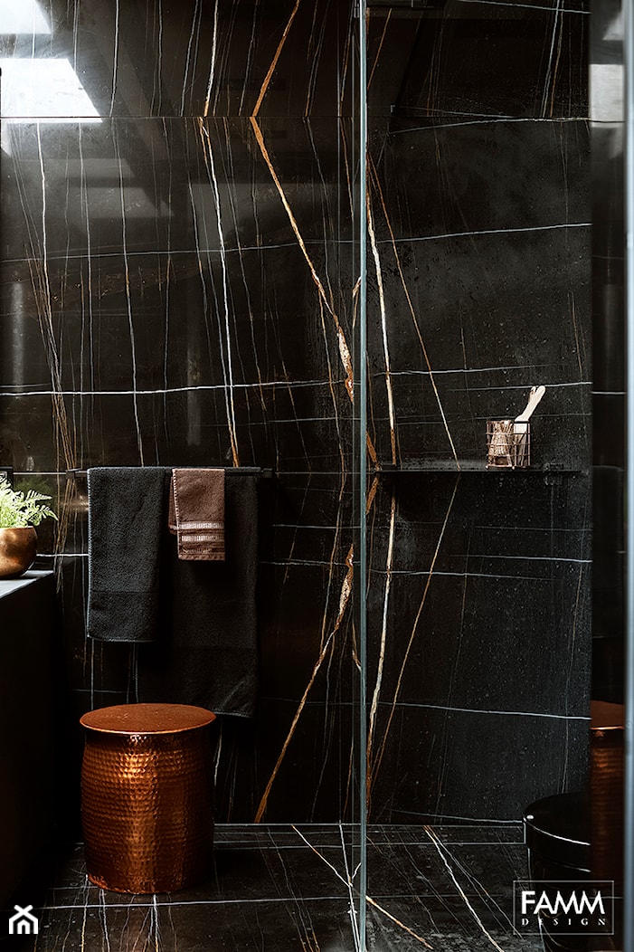 SESJA TORUŃ - Mała bez okna z lustrem z marmurową podłogą łazienka, styl glamour - zdjęcie od FAMM DESIGN - Homebook