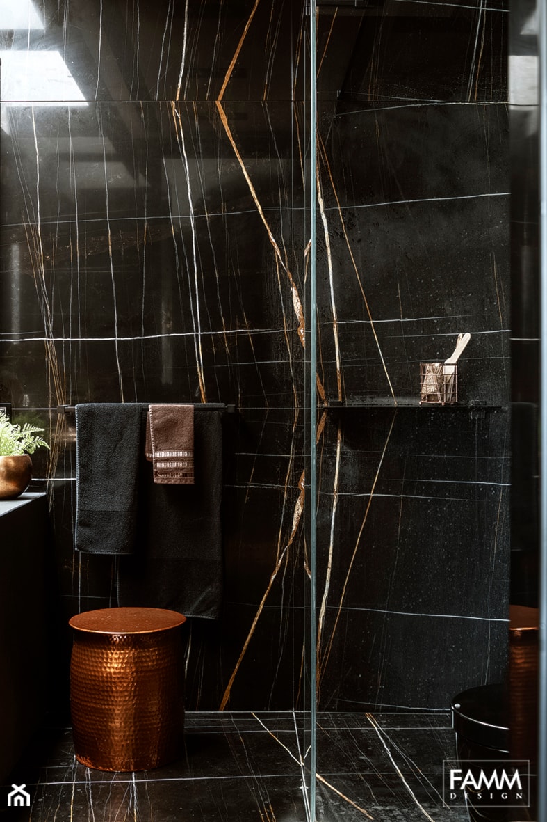 SESJA TORUŃ - Mała bez okna z lustrem z marmurową podłogą łazienka, styl glamour - zdjęcie od FAMM DESIGN