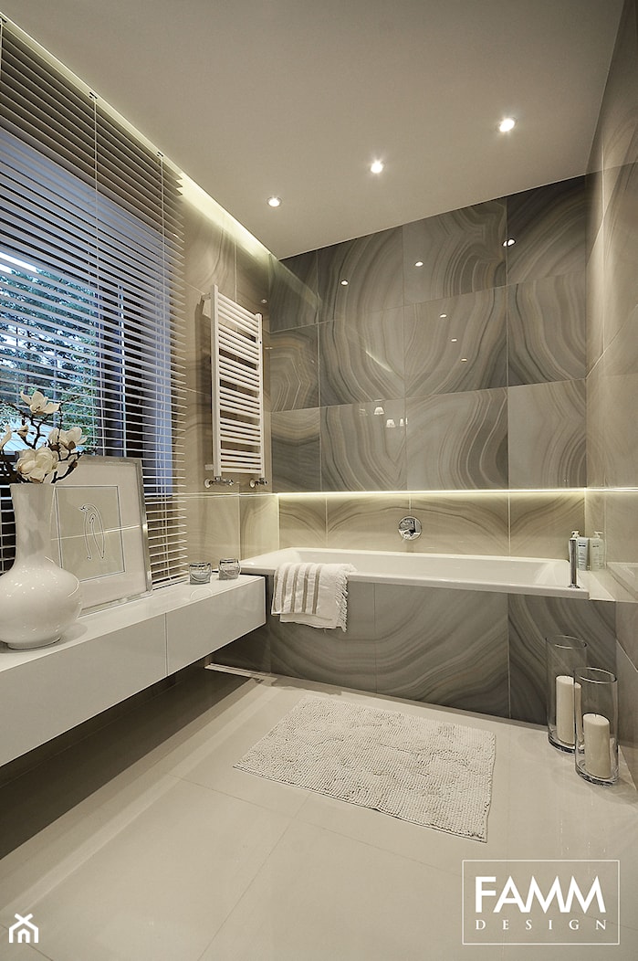 Średnia łazienka z oknem, styl minimalistyczny - zdjęcie od FAMM DESIGN - Homebook