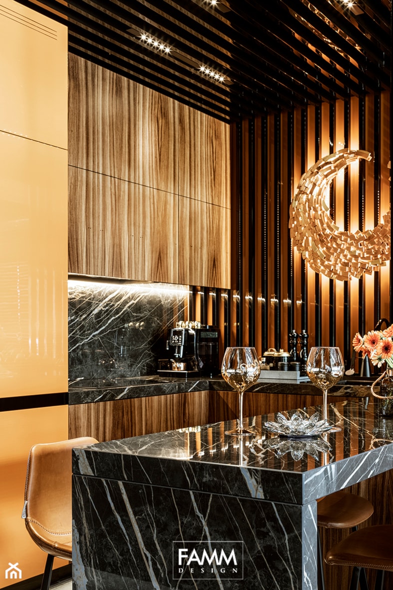 SESJA TORUŃ - Średnia otwarta z salonem czarna z zabudowaną lodówką z podblatowym zlewozmywakiem kuchnia w kształcie litery u, styl nowoczesny - zdjęcie od FAMM DESIGN