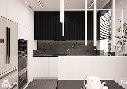 BLACK & WHITE - Średnia otwarta biała czarna z zabudowaną lodówką z podblatowym zlewozmywakiem kuchnia w kształcie litery g z oknem z marmurem nad blatem kuchennym z marmurową podłogą, styl minimalistyczny - zdjęcie od FAMM DESIGN