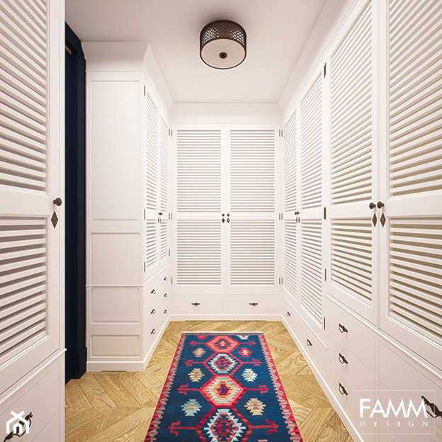 SASKA KĘPA - Średnia zamknięta garderoba oddzielne pomieszczenie, styl tradycyjny - zdjęcie od FAMM DESIGN