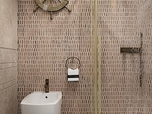 NAD MORZEM - Mała bez okna z marmurową podłogą z punktowym oświetleniem łazienka, styl tradycyjny - zdjęcie od FAMM DESIGN