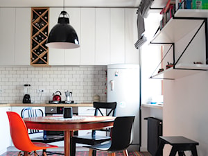 LOFT klimat 60m2 - Mała biała jadalnia w kuchni, styl industrialny - zdjęcie od Dizajnia art - studio projektowe