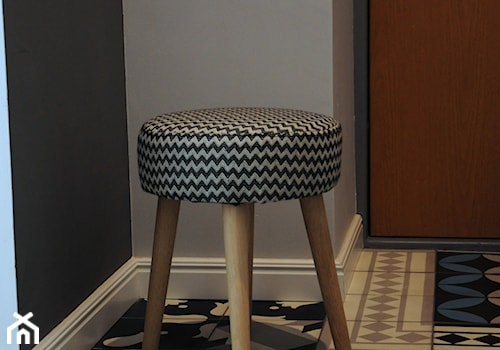 Stołek z wzorzystą tapicerką - zdjęcie od Dizajnia art - studio projektowe
