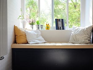 Siedzisko pod oknem ze złoto-żółtą pepitkową tapicrką - zdjęcie od Dizajnia art - studio projektowe