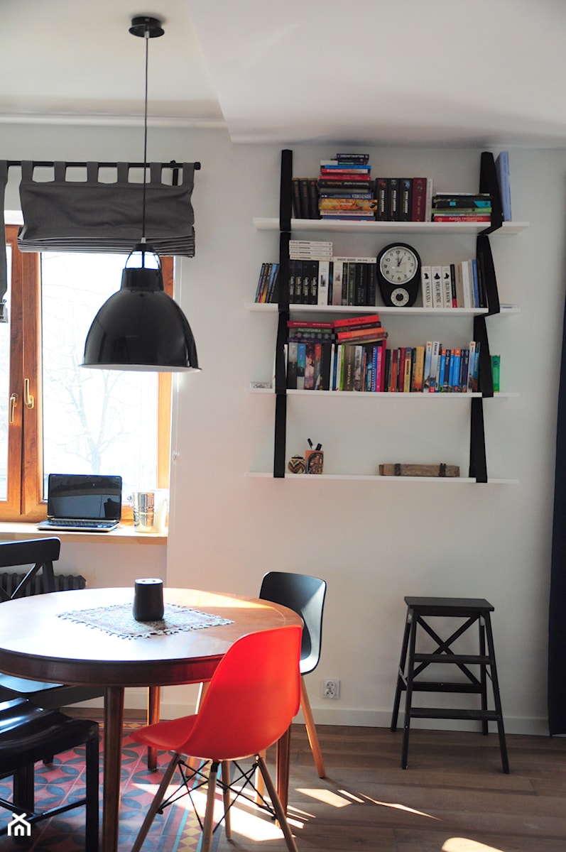 LOFT klimat 60m2 - Mała biała jadalnia w salonie, styl industrialny - zdjęcie od Dizajnia art - studio projektowe