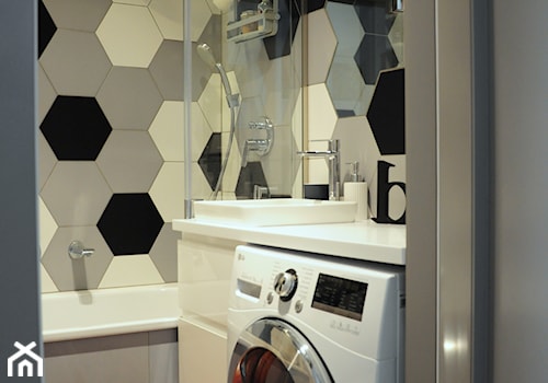 Panel łazienkowy Quickstep w kolorze mahoniowym - zdjęcie od Dizajnia art - studio projektowe