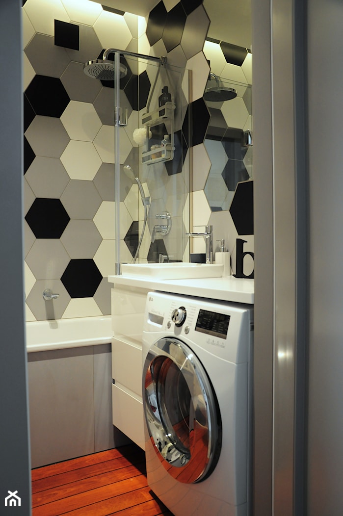 Panel łazienkowy Quickstep w kolorze mahoniowym - zdjęcie od Dizajnia art - studio projektowe - Homebook