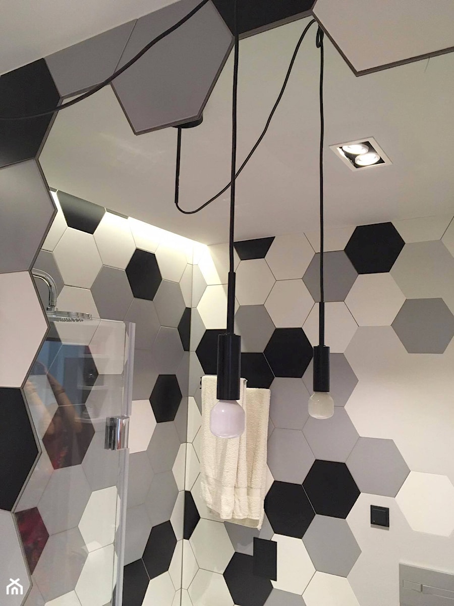 Lustro docięte do hexagonalnych krawędzi płytek - zdjęcie od Dizajnia art - studio projektowe