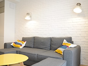 Biała cegła LOFT w tle sofy - zdjęcie od Dizajnia art - studio projektowe