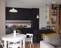 Przytulnie rodzinnie na warszawskiej Pradze-realizacja - Średnia otwarta biała kuchnia jednorzędowa, ... - zdjęcie od Dizajnia art - studio projektowe - Homebook