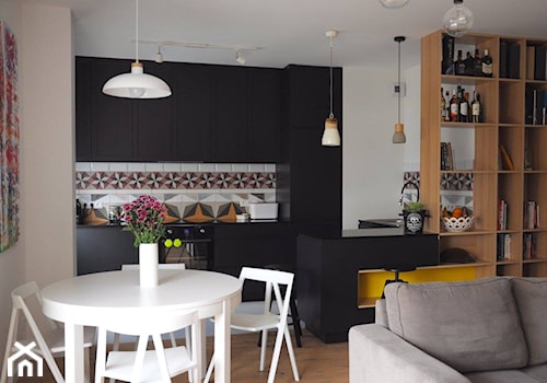 Przytulnie rodzinnie na warszawskiej Pradze-realizacja - Średnia otwarta biała kuchnia jednorzędowa, styl skandynawski - zdjęcie od Dizajnia art - studio projektowe