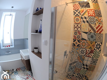 Aranżacje wnętrz - Łazienka: Patchwork marokański we wnęce prysznicowej - Dizajnia art - studio projektowe. Przeglądaj, dodawaj i zapisuj najlepsze zdjęcia, pomysły i inspiracje designerskie. W bazie mamy już prawie milion fotografii!