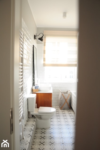 Wąska i długa łazienka to było wyzwanie projektowe. - zdjęcie od Dizajnia art - studio projektowe