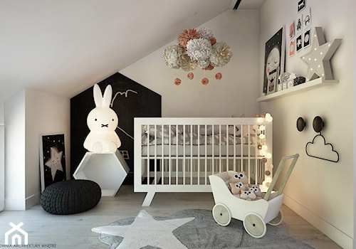 Poddasze - Mały biały pokój dziecka dla niemowlaka dla dziewczynki, styl skandynawski - zdjęcie od ELEMENTY