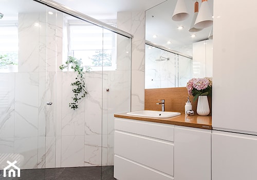 Łazienka na trójkącie - Średnia z lustrem z marmurową podłogą z punktowym oświetleniem łazienka z oknem, styl nowoczesny - zdjęcie od PX3 Pracownia Projektowa Prokopowicz