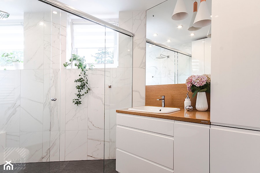 Łazienka na trójkącie - Średnia z lustrem z marmurową podłogą z punktowym oświetleniem łazienka z oknem, styl nowoczesny - zdjęcie od PX3 Pracownia Projektowa Prokopowicz