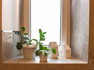 Łazienka w kamieniu i drewnie - Mała łazienka z oknem, styl tradycyjny - zdjęcie od PX3 Pracownia Projektowa Prokopowicz