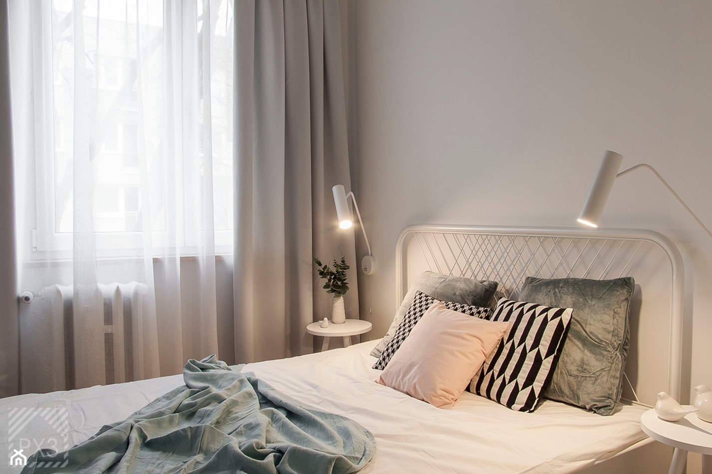 Pastelowe mieszkanie na wynajem - Mała biała sypialnia, styl skandynawski - zdjęcie od PX3 Pracownia Projektowa Prokopowicz - Homebook