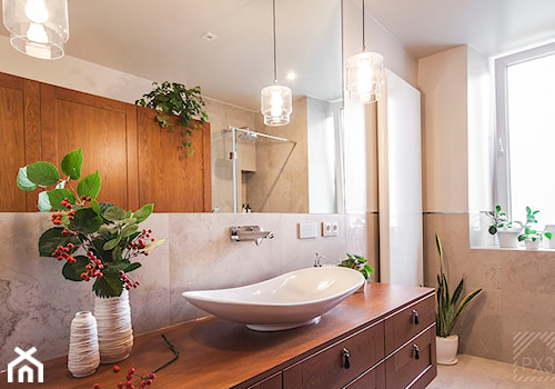 Łazienka w kamieniu i drewnie - Średnia z lustrem z punktowym oświetleniem łazienka z oknem, styl tradycyjny - zdjęcie od PX3 Pracownia Projektowa Prokopowicz