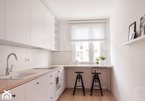 Pastelowe mieszkanie na wynajem - Mała zamknięta biała z zabudowaną lodówką z nablatowym zlewozmywakiem kuchnia w kształcie litery l z oknem, styl skandynawski - zdjęcie od PX3 Pracownia Projektowa Prokopowicz