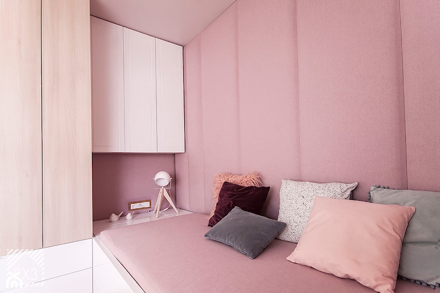 Pudrowo-miętowy pokój 6-letniej Zosi - Mały różowy pokój dziecka dla nastolatka dla dziewczynki, styl nowoczesny - zdjęcie od PX3 Pracownia Projektowa Prokopowicz