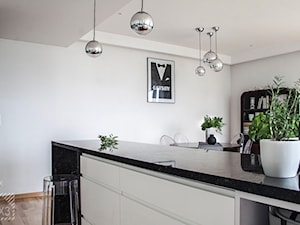 Mieszkanie Art Deco - Średnia z kamiennym blatem biała kuchnia z wyspą lub półwyspem, styl glamour - zdjęcie od PX3 Pracownia Projektowa Prokopowicz