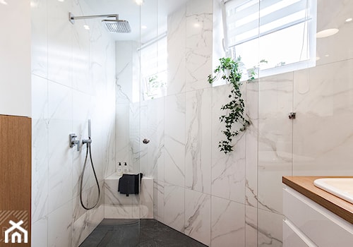 Łazienka na trójkącie - Mała z marmurową podłogą z punktowym oświetleniem łazienka z oknem, styl nowoczesny - zdjęcie od PX3 Pracownia Projektowa Prokopowicz