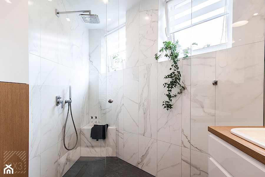 Łazienka na trójkącie - Mała z marmurową podłogą z punktowym oświetleniem łazienka z oknem, styl nowoczesny - zdjęcie od PX3 Pracownia Projektowa Prokopowicz