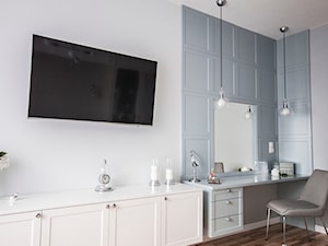 Kobieca sypialnia - Biała szara z panelami tapicerowanymi sypialnia, styl tradycyjny - zdjęcie od PX3 Pracownia Projektowa Prokopowicz