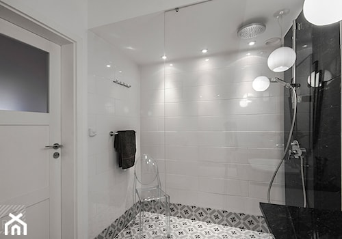 Mieszkanie Art Deco - Mała na poddaszu bez okna łazienka, styl glamour - zdjęcie od PX3 Pracownia Projektowa Prokopowicz