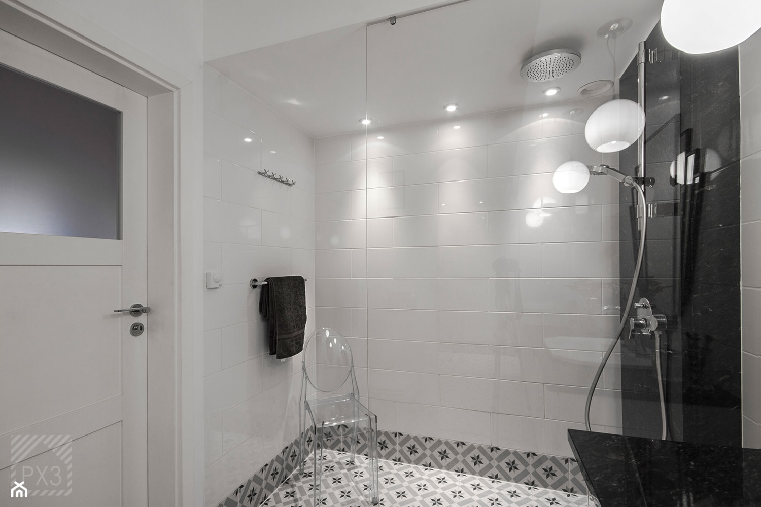 Mieszkanie Art Deco - Mała na poddaszu bez okna łazienka, styl glamour - zdjęcie od PX3 Pracownia Projektowa Prokopowicz - Homebook