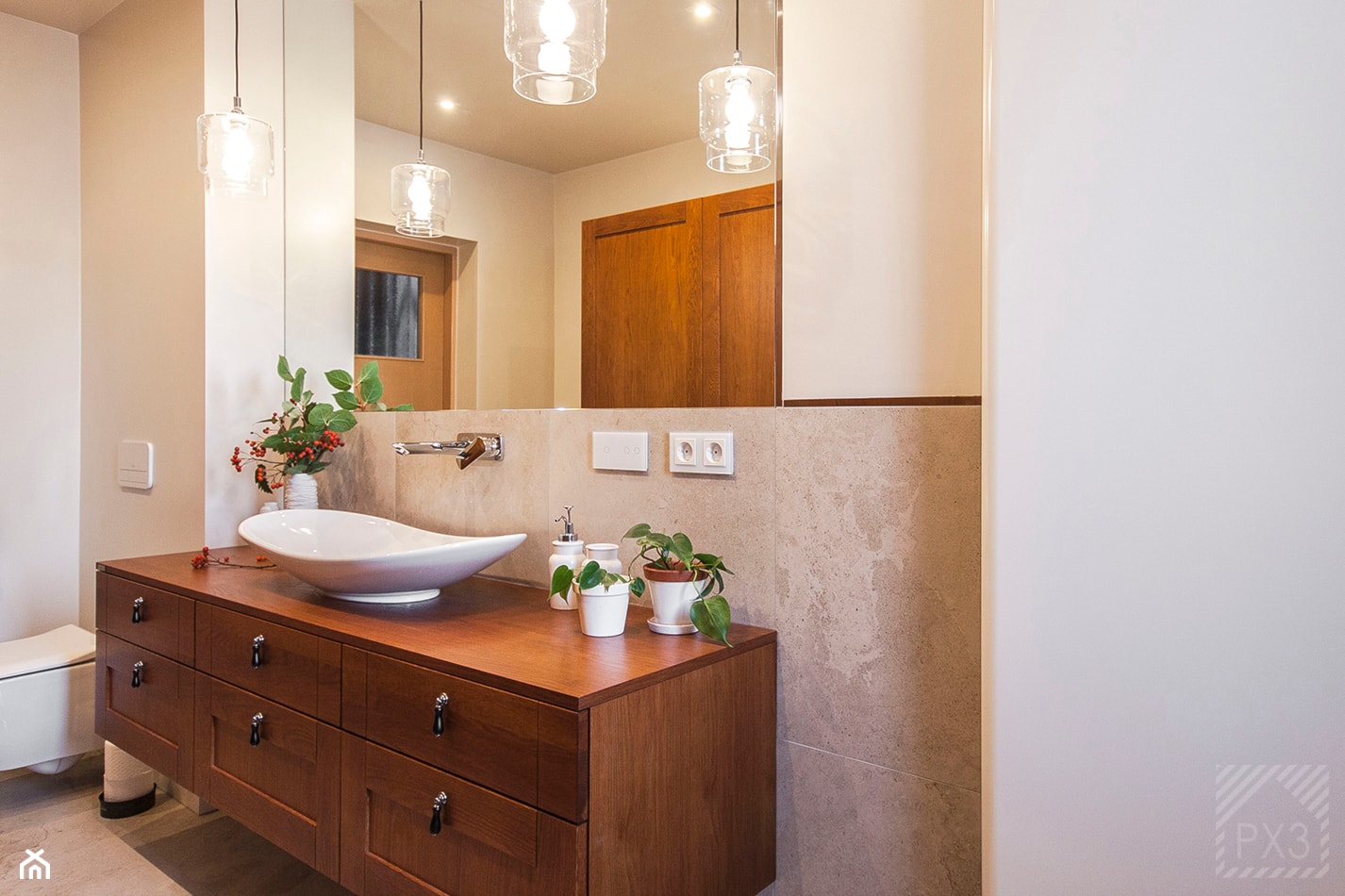 Łazienka w kamieniu i drewnie - Mała bez okna z lustrem z punktowym oświetleniem łazienka, styl tradycyjny - zdjęcie od PX3 Pracownia Projektowa Prokopowicz - Homebook