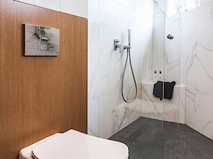 Łazienka na trójkącie - Mała z punktowym oświetleniem łazienka z oknem, styl nowoczesny - zdjęcie od PX3 Pracownia Projektowa Prokopowicz