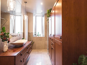 Łazienka w kamieniu i drewnie - Średnia z lustrem z marmurową podłogą z punktowym oświetleniem łazienka z oknem, styl tradycyjny - zdjęcie od PX3 Pracownia Projektowa Prokopowicz