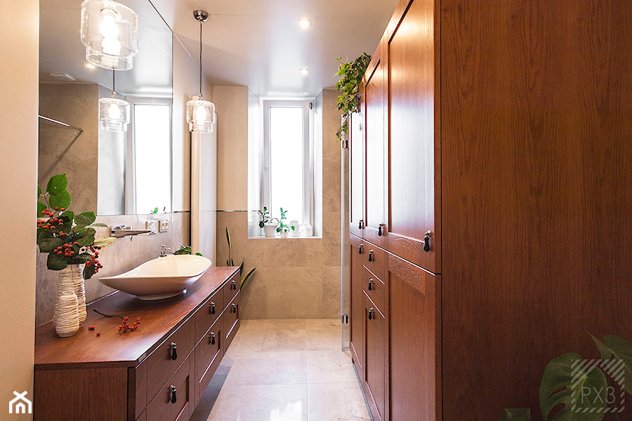 Łazienka w kamieniu i drewnie - Średnia z lustrem z marmurową podłogą z punktowym oświetleniem łazienka z oknem, styl tradycyjny - zdjęcie od PX3 Pracownia Projektowa Prokopowicz
