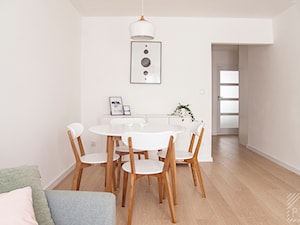 Pastelowe mieszkanie na wynajem - Mała biała jadalnia w salonie, styl skandynawski - zdjęcie od PX3 Pracownia Projektowa Prokopowicz