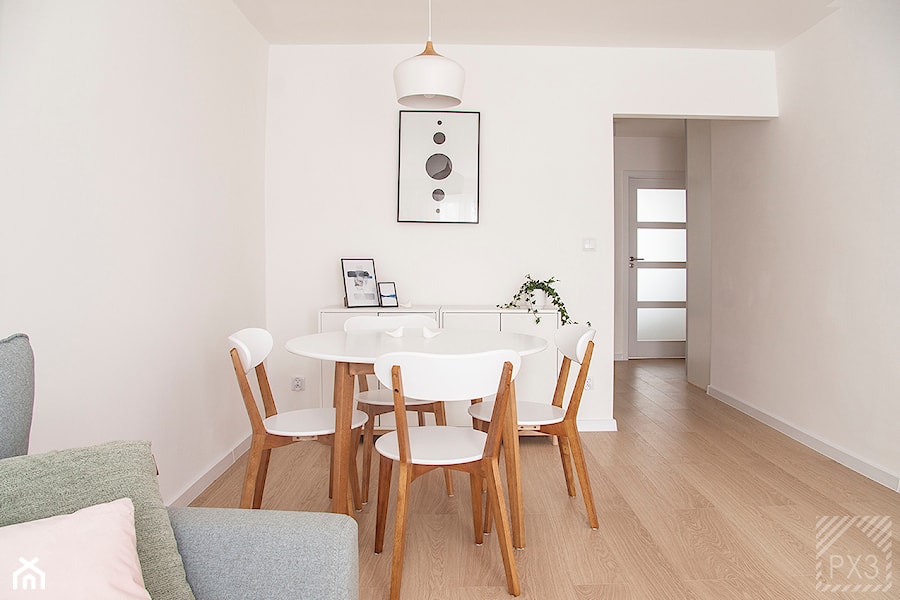 Pastelowe mieszkanie na wynajem - Mała biała jadalnia w salonie, styl skandynawski - zdjęcie od PX3 Pracownia Projektowa Prokopowicz